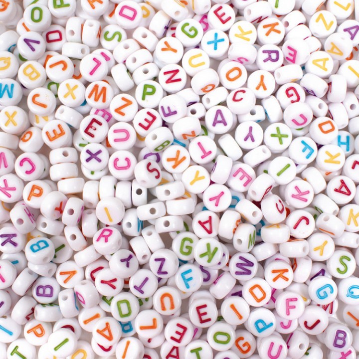 Pärlid plast tähestik neoonkirjaga 7mm 750 tk.